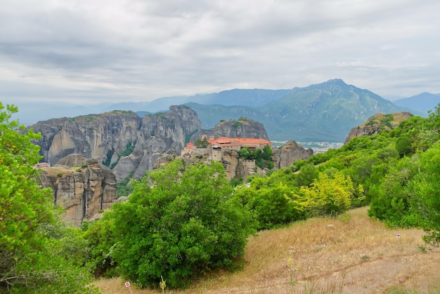 Steinernes Kloster in den Bergen Kalabaka Griechenland bewölkter Sommertag im Meteora-Gebirgstal