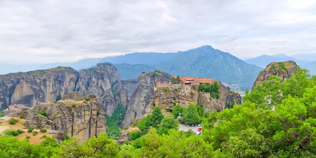 Steinernes Kloster in den Bergen Kalabaka Griechenland bewölkter Sommertag im Meteora-Gebirgstal