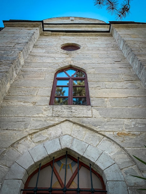 Foto steinfassade der kirche von uzundjovo in bulgarien