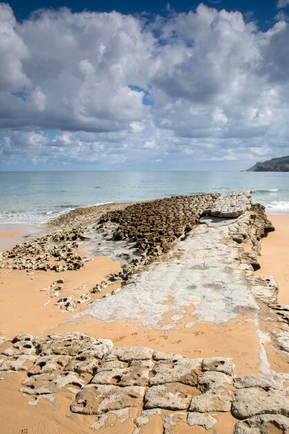 Steinformation am Strand von Langre, Santander, Spanien