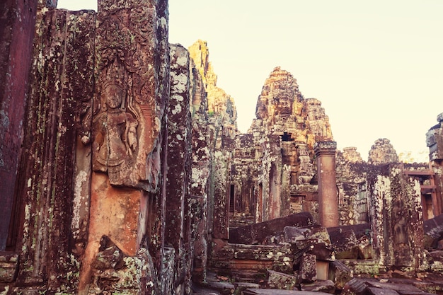 Steingesichter des alten Khmer-Kulturtempels von Bayon in der Gegend von Angkor in der Nähe von Siem Reap, Kambodscha