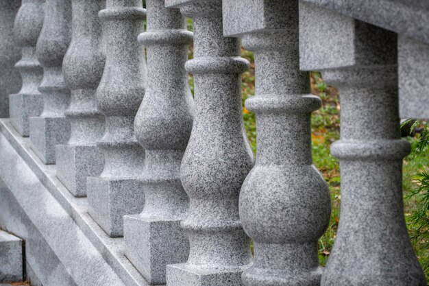 Steingraue Balustrade. Außentreppe