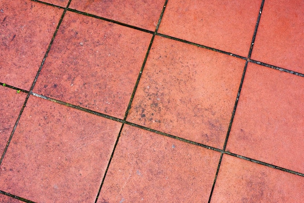 Steingutfliesen in einem Außenboden