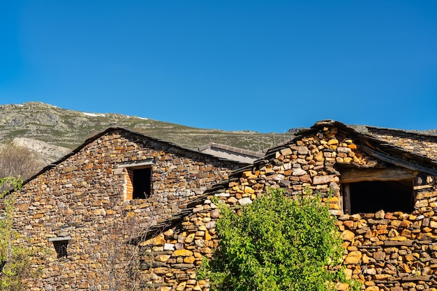 Foto steinhäuser mit schwarzen schieferdächern im nördlichen hochland von guadalajara valverde