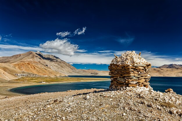 Steinhaufen am Himalaya-See Tso Moriri,