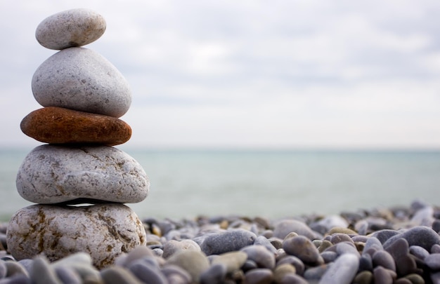 Steinhaufen am Strand des Meeres