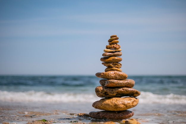 Foto steinhaufen auf seehintergrund. pyramide