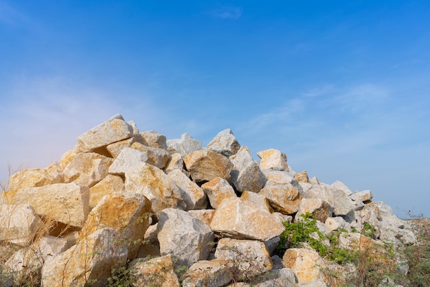 Steinhaufen für den Hochbau, der am blauen Himmelshintergrund arbeitet