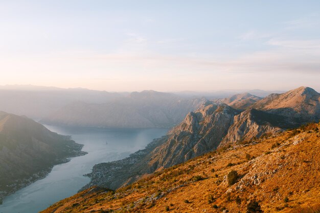 Steinige Berge im Nebel über der Bucht von Kotor Mount lovcen