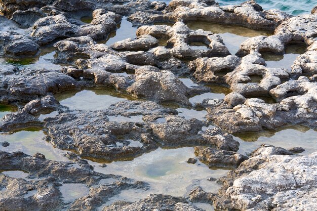 Steinige, raue Küstenoberfläche mit kleinen Pools