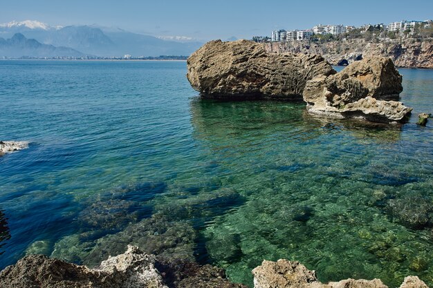 Steininseln am bezahlten Strand in türkischem Antalya.