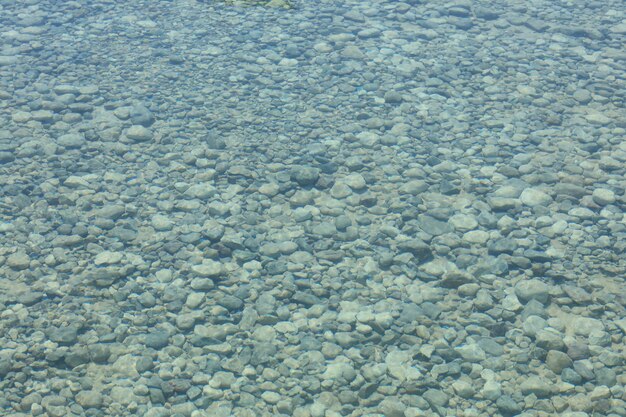 Steinkiesel unter der Wasseroberfläche