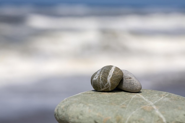 Steinkomposition am Strand