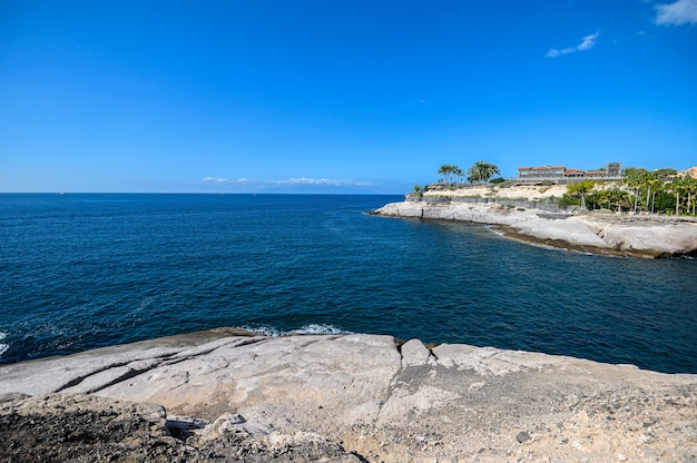 Steinküste der Stadt Costa Adeje. Teneriffa, Kanarische Inseln, Spanien