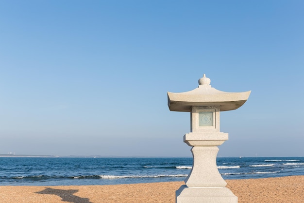 Steinlaterne am Strand