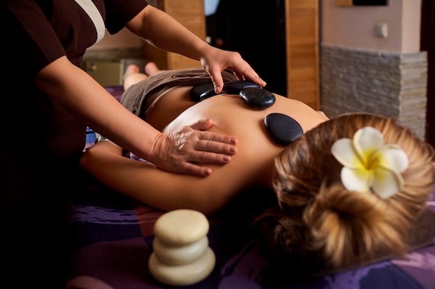 Steinmassage Rücken Spa für eine Frau in der Beauty-Center.