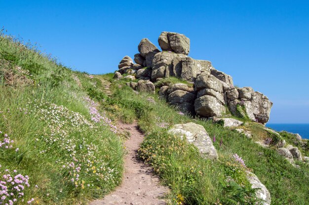 Foto steinmauer auf dem land gegen den klaren blauen himmel