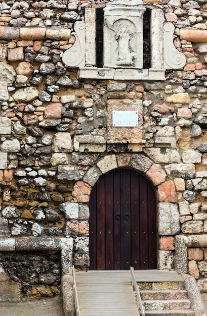 Steinmauer des Leuchtturms (in der Nähe von Nazare, Portugal).