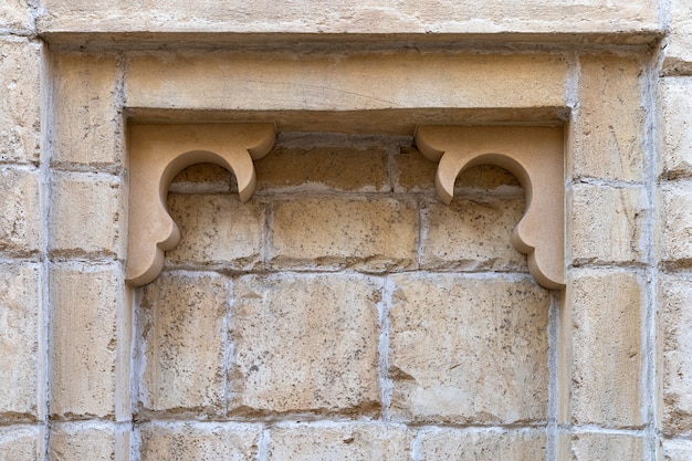 Steinmauer im alten Stil mit Nische als Hintergrund