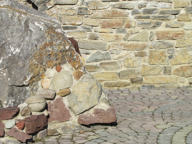 Foto steinmauer mit altem mauerwerk an einem klaren tag