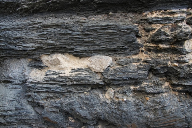 Steinmauer mit alten Ziegeln des alten Schlosses