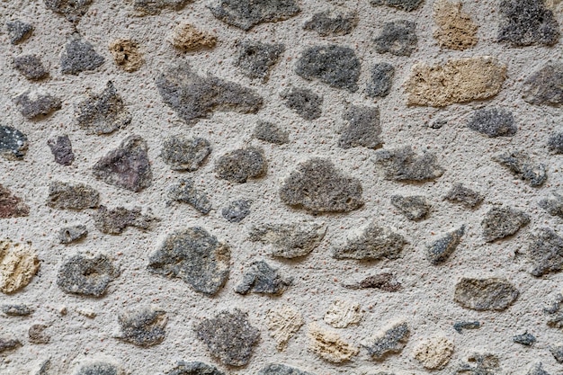 Steinmauer mit Beton als Hintergrund