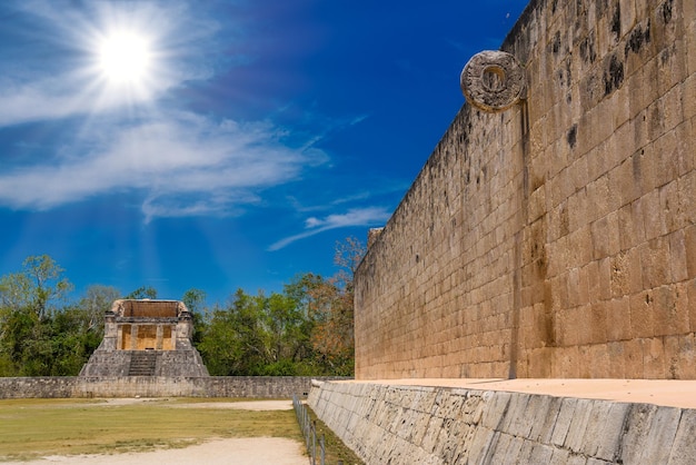 Steinmauer mit einem Ring des Grand Ball Court Gran Juego de Pelota der archäologischen Stätte Chichen Itza in Yucatan Mexiko