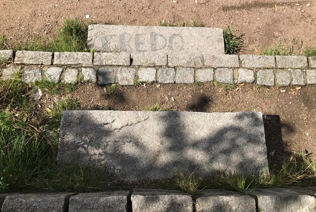 Steinmauer mit Geländer