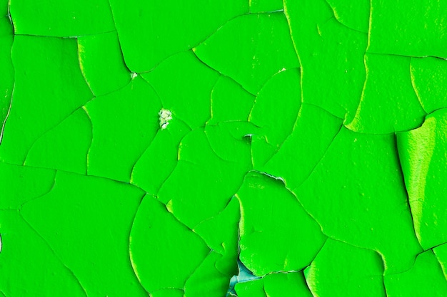 Steinmauer mit grünem rissigem Putz. Hintergrund für die Gestaltung. Grunge-Textur. Foto in hoher Qualität