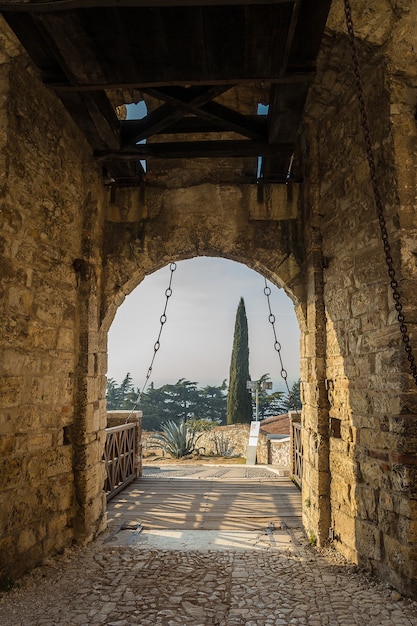 Steinmauer mit Zinnen und Zugbrücke Tor der mittelalterlichen Burg von Brescia oder Castello di Brescia oder Falke von Italien,