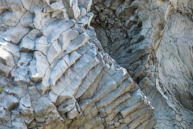 Steinmauer nah oben in einer Klippe