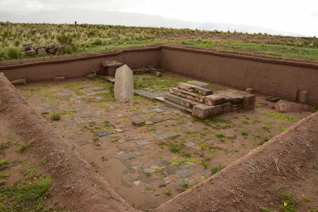 Steinmauern, die von Archäologen im Puma Punku, einem UNESCO-Weltkulturerbe, Tiwanaku, Bolivien, freigelegt wurden