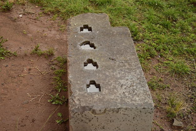 Steinmauern, die von Archäologen im Puma Punku, einem UNESCO-Weltkulturerbe, Tiwanaku, Bolivien, freigelegt wurden