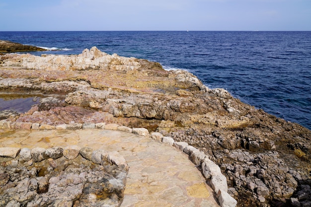 Steinpfad in Felsenzugang zum Strandmeer an der Küste JuanlesPins in Antibes Frankreich