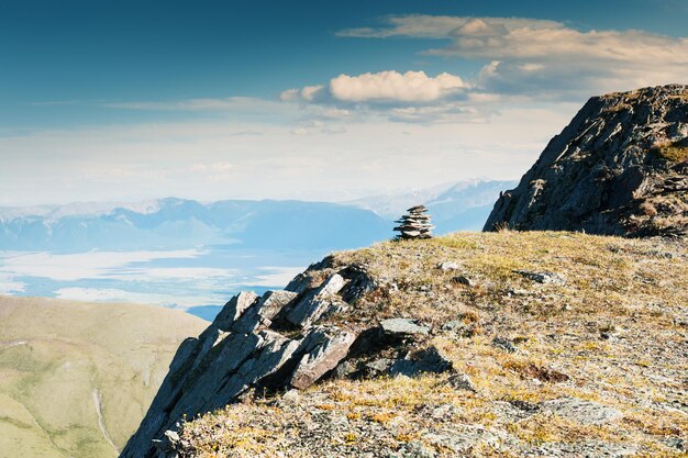 Steinpyramide auf dem Berg. Altai-Gebirge, Republik Altai, Sibirien, Russland.