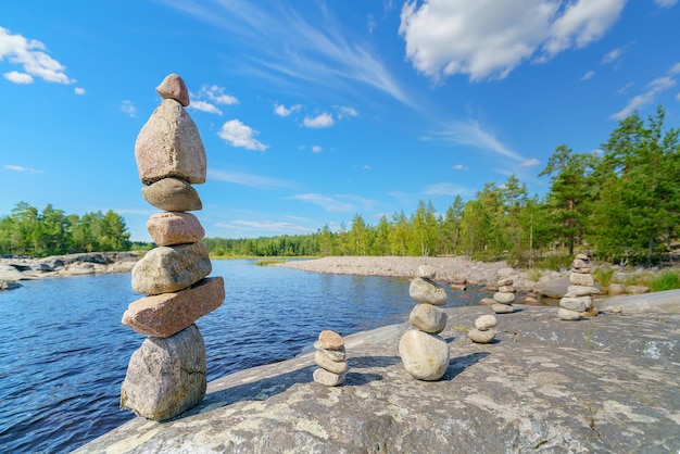 Steinpyramide Instabiles Gleichgewicht von Steinobjekten Naturidylle