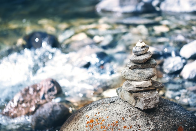 Steinpyramidensteinhaufen nahe Fluss, Buddhismus