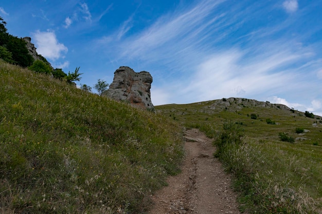 Steinsäulen der Berglandschaft in Form von Steinidolen der Geister in einem Gebirgstal eine Schlucht gegen den Himmel