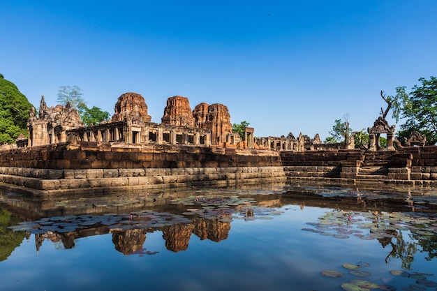 Steinschloss mit schönem rosa Lotos an Muangtam-Schloss in Buriram-Provinz, Thailand.