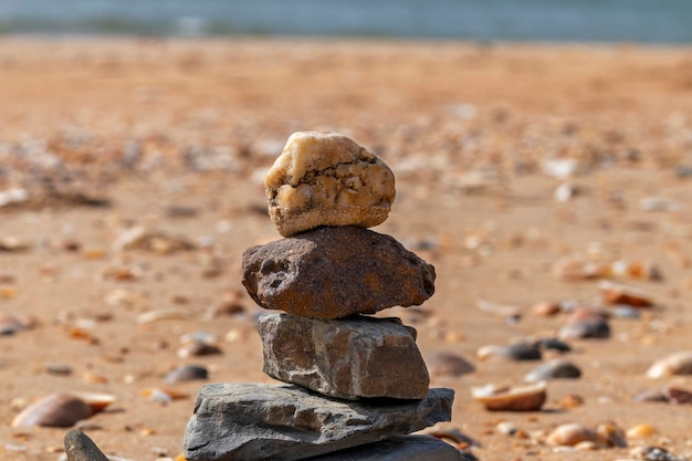 Steinschuppen am Strand Zen-Meditation und Entspannung