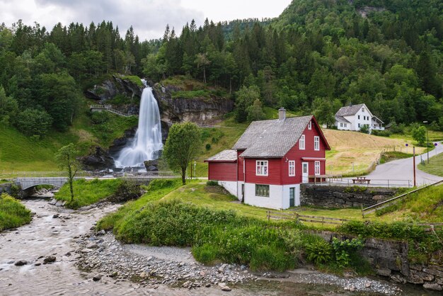 Steinsdalsfossen - cachoeiras na Noruega