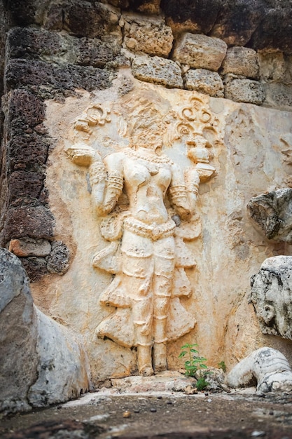 Foto steinskulptur an einer backsteinmauer