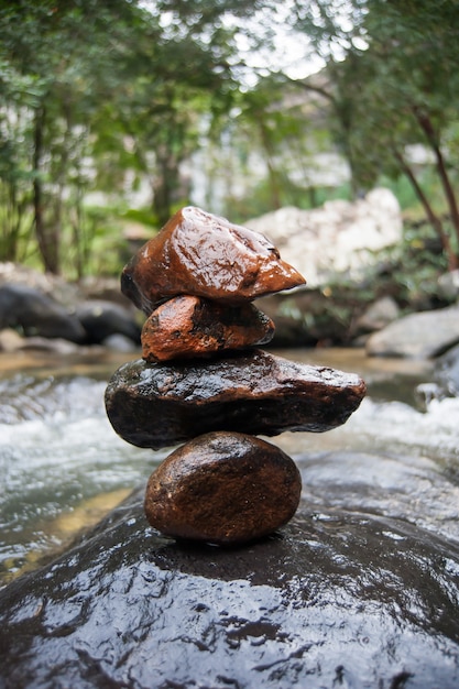 Steinstapel auf Flussfelsen am Morgen