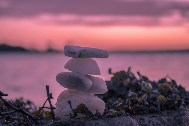 Foto steinstapel in der landschaft