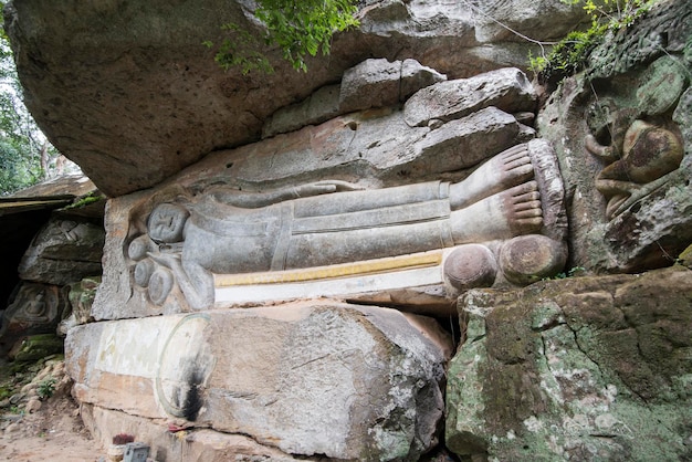 Foto steinstatue aus felsen