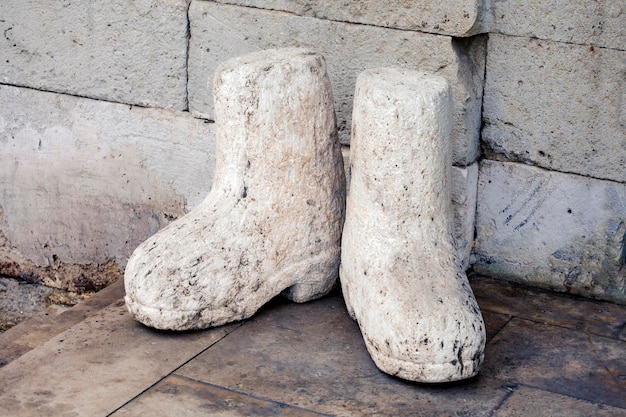 Foto steinstiefel stehen am eingang zum museum konya türkei