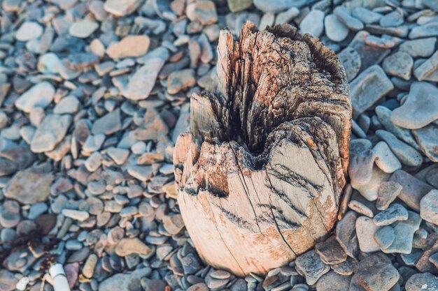 Steinstrand mit einem alten Haken. Steine.