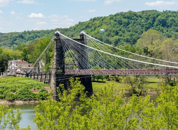 Steinstruktur der alten Hängebrücke, die die Nationalstraße über den Ohio River in Wheeling West Virginia führt