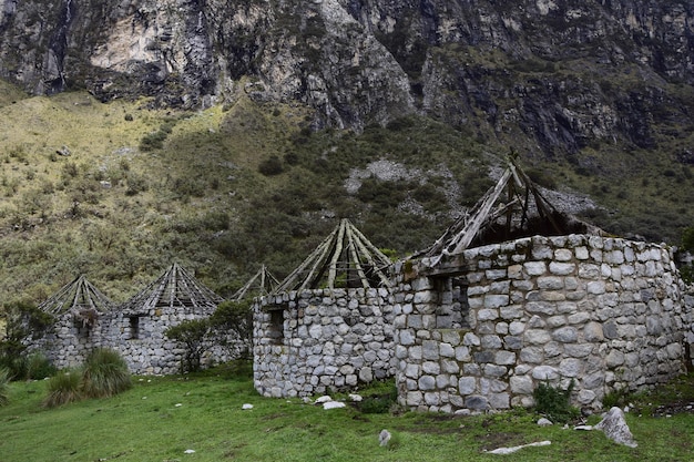 Steinstrukturen auf dem Wanderweg des Nationalparks Laguna 69 Huascaran in Peru