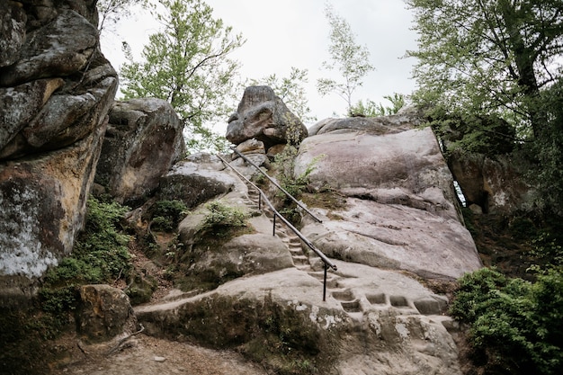 Steintreppen im Felsen